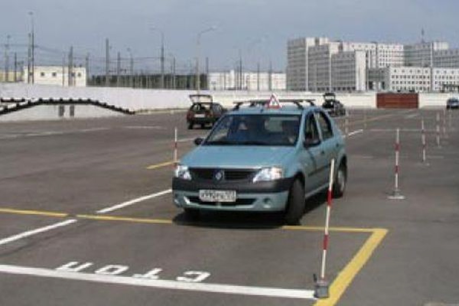 Сдача вождения в гаи видео. Автомобиль для сдачи экзамена в ГИБДД. Площадка ГИБДД экзамен. Шевроле для сдачи экзамена. Экзаменационные машины в ГАИ Ростов на Дону.