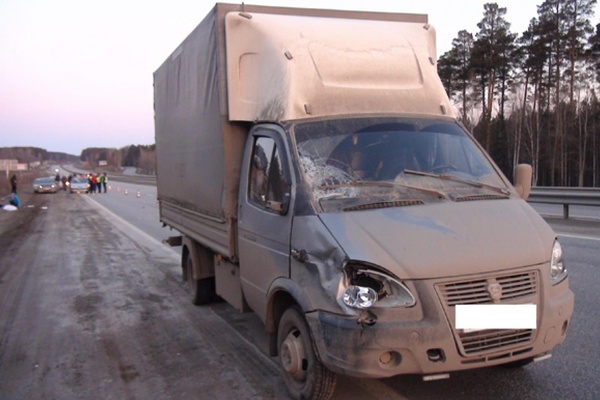 На трассе Пермь—Екатеринбург водитель грузовой «Газели» сбил двух пешеходов. Один из них скончался - Фото 1