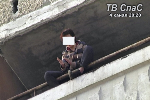 В Екатеринбурге молодая женщина пыталась сброситься с балкона многоэтажки - Фото 1