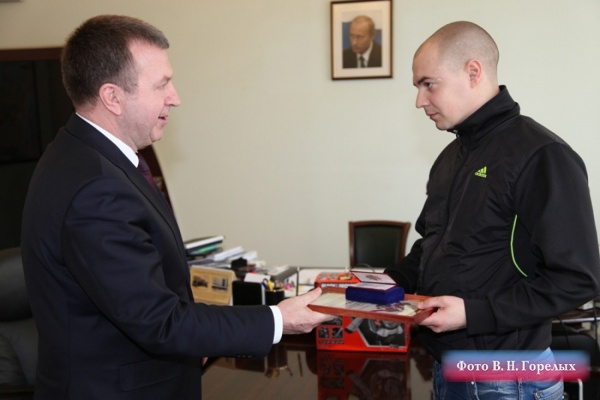 Начальник ГУ МВД области наградил жителя Екатеринбурга, который задержал педофила - Фото 1