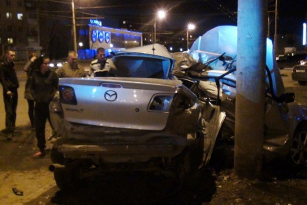 В Екатеринбурге водитель легковушки не уступил дорогу гонщику на «Мазде». От удара иномарку отбросило на столб - Фото 1
