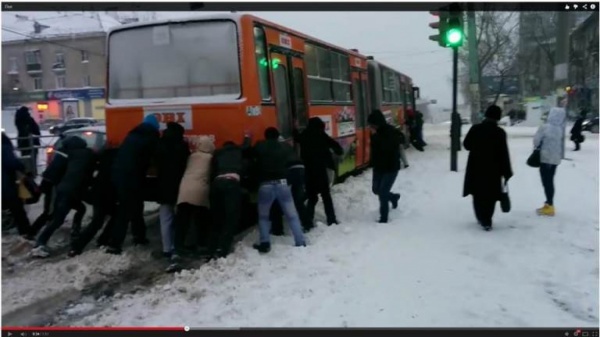 В Екатеринбурге прохожие вытолкали забуксировавший в снегу автобус - Фото 1