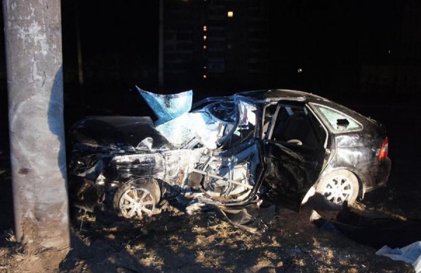 В Свердловской области в ночных ДТП погибли два человека — пешеход и водитель легковушки, въехавший в столб - Фото 1