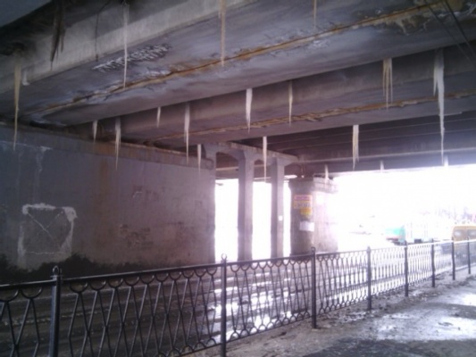 Крыши Екатеринбурга вновь обросли снегом и сосульками - Фото 1