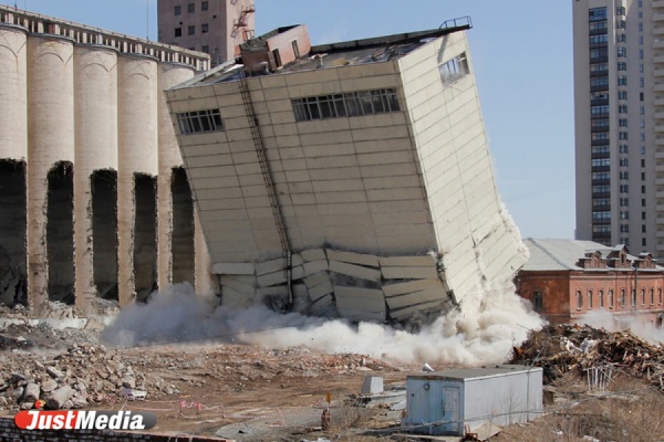 Это все-таки случилось! В Екатеринбурге взорвали здание мукомольного завода (ВИДЕО) - Фото 1