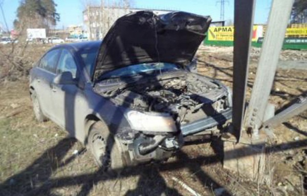  В Екатеринбурге водитель иномарки насмерть сбил на тротуаре пешехода и въехал в столб - Фото 1