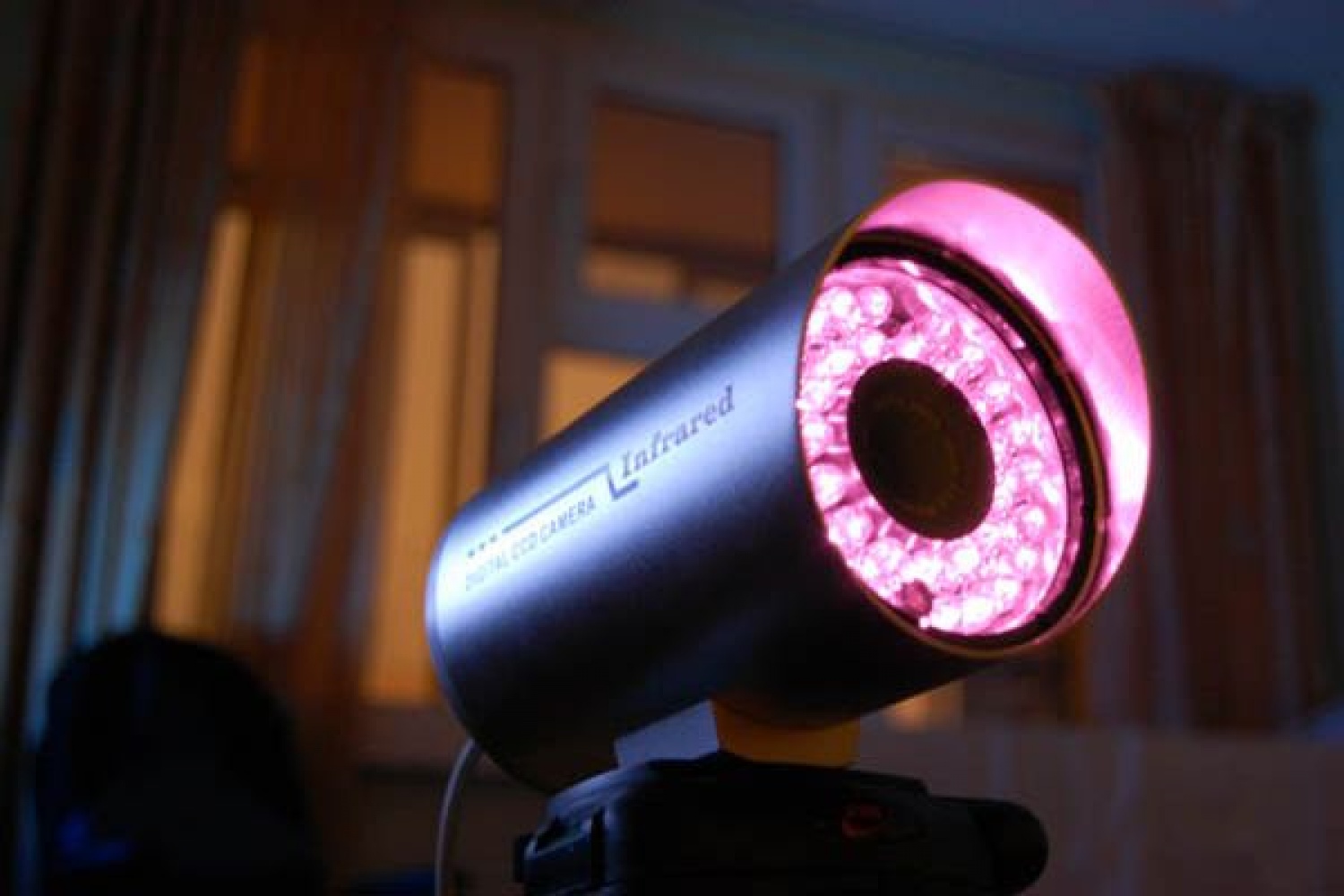Видеонаблюдение в ночное время. DS-23650 ИК подсветка. Видеокамера с ИК подсветкой. Камера с инфракрасным излучением. Камера с инфракрасной подсветкой.