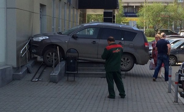 В Екатеринбурге водитель внедорожника въехал в ТЦ «КИТ» - Фото 1