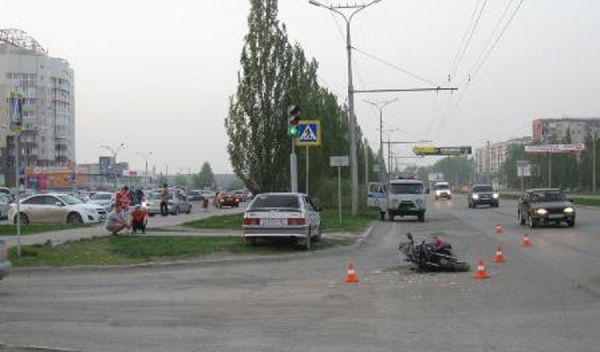 В Каменске-Уральском бесправный мотоциклист, нарушив ПДД, влетел в легковушку - Фото 1