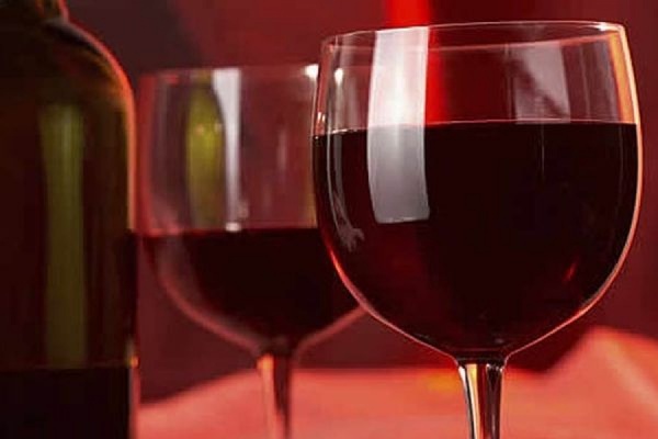 Ученые выяснили, что красное вино защищает зубы от кариеса - Фото 1