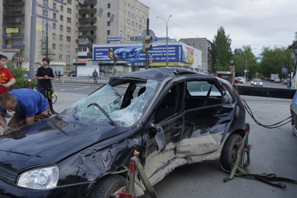 На Уралмаше «Опель» проторанил «Ладу», водитель которой решил поскочить на красный - Фото 1