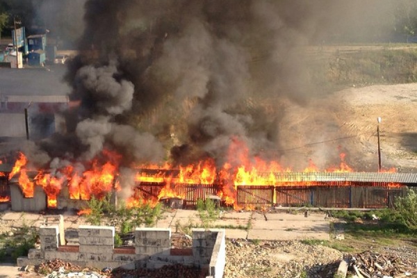 Сильный пожар на ЖБИ. Сгорела будка и деревянный переход на стройплощадке - Фото 1