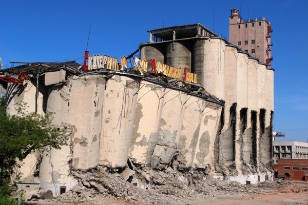 Екатеринбургский мукомольный завод рухнул, испугав местных жителей - Фото 1