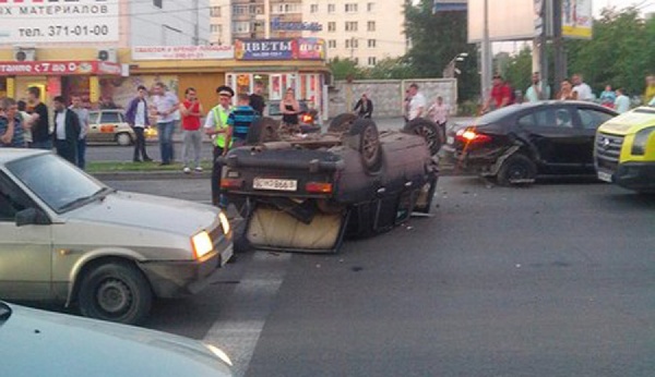На ВИЗе перевернулись Жигули. Пострадали еще четыре машины - Фото 1