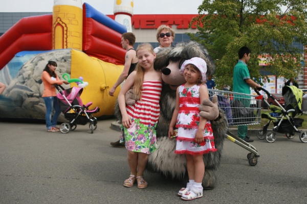 В День защиты детей юные жители Екатеринбурга прогулялись по городу из 15 тысяч надувных шаров - Фото 1