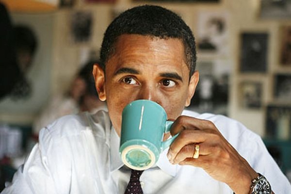 Барак Обама нарушил строгий протокол охраны, прогулявшись в Starbucks за кофе - Фото 1