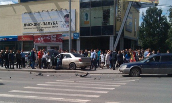 У ТЦ на Амундсена иномарка вылетела на тротуар. Пострадали шесть человек - Фото 1