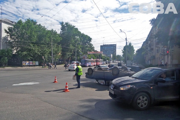 На перекрестке Малышева—Гагарина перевернулся ВАЗ-2104. Очевидцы утверждают, что водитель «четверки» выехал на красный свет - Фото 1