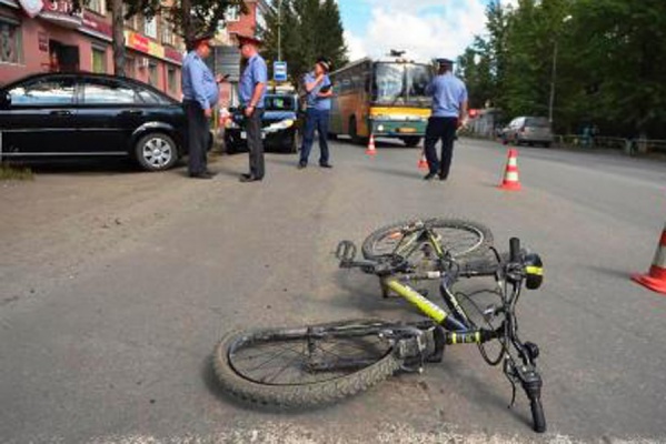 В Екатеринбурге разыскивают водителя темной иномарки, который сбил ребенка- велосипедиста - Фото 1