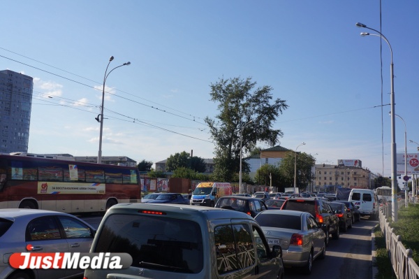 На Кольцовском тракте из-за ДТП образовалась огромная пробка - Фото 1