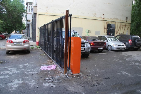 Жители одного из домов в центре города решили огородить двор забором, но это не устраивает некоторых горожан  - Фото 1