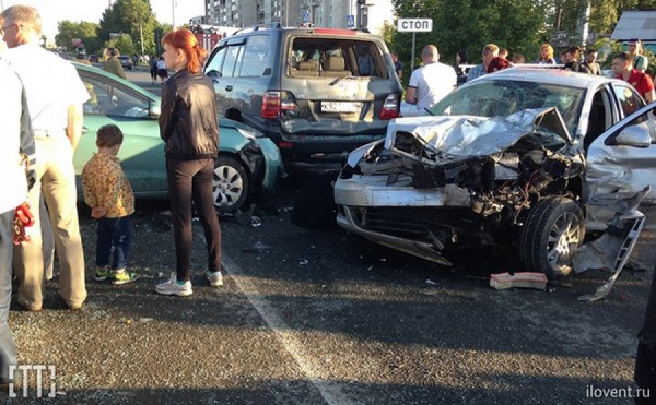 В Нижнем Тагиле бесправный лихач на Skode разбил семь стоящих на светофоре автомобилей - Фото 1