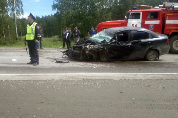 В Полевском столкнулись три автомобиля, один из них загорелся - Фото 1