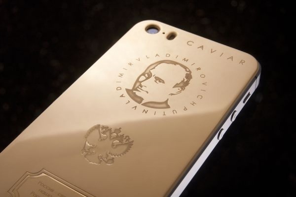 Золотые смартфоны iPhone с портретом Путина распродали за один день - Фото 1
