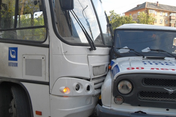 В Екатеринбурге столкнулись полицейский УАЗ и автобус. Пострадали трое сотрудников полиции и пассажирка автобуса - Фото 1