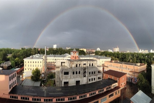 Жители Екатеринбурга устроили фотосессию радуге - Фото 1