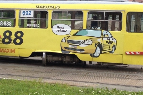 В Екатеринбурге трамвай сошел с рельсов. ВИДЕО - Фото 1