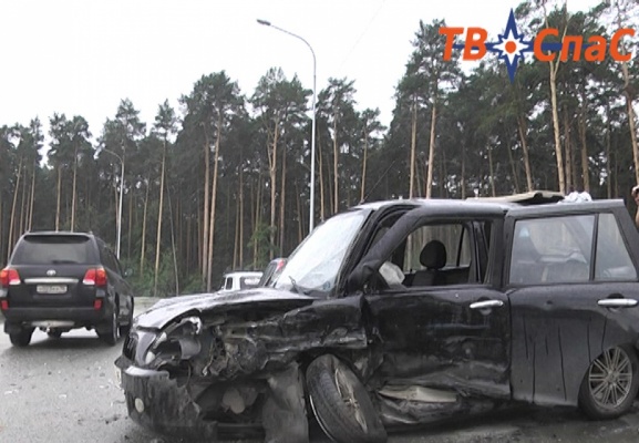 На развязке Московская—Объездная водитель легковушки, не разобравшись в новой схеме движения, вылетел на встречку - Фото 1