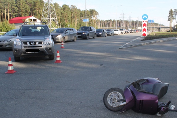 В Екатеринбурге пятнадцатилетний водитель мопеда влетел во внедорожник - Фото 1