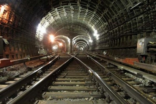 В аварии в московском метро может быть виноват некий предмет повредивший колеса - Фото 1
