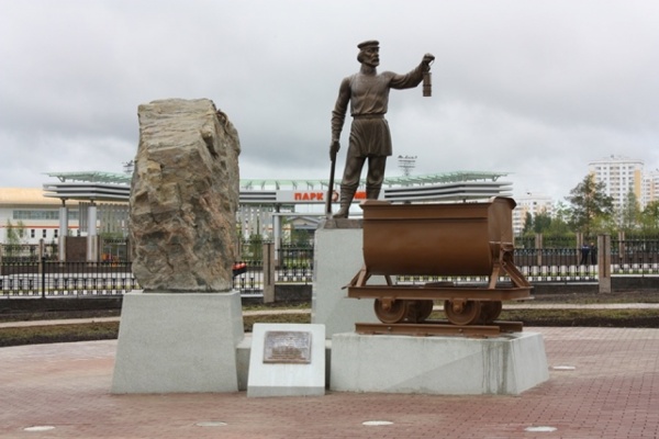 В центре Верхней Пышмы появился бронзовый рудокоп - Фото 1