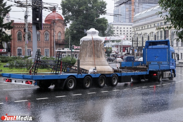 Огромный колокол из Каменска-Уральского, созданный для Александро-Невской лавры, покинул Екатеринбург - Фото 1