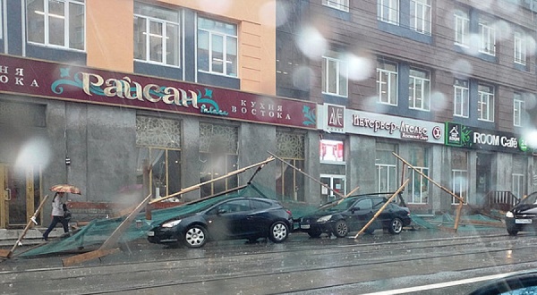 «Рукожопы». На Радищева временные ограждения упали на припаркованные у кафе машины - Фото 1
