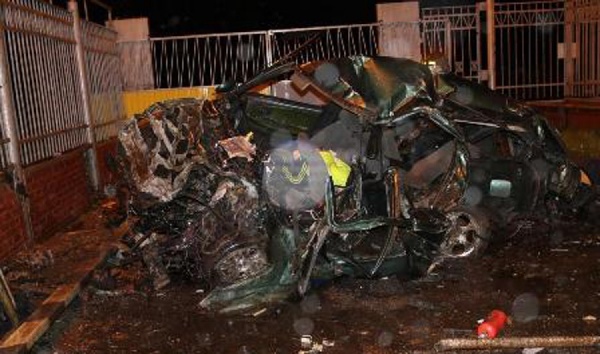 В Свердловской области водитель иномарки врезался в металлические ворота. Погибли два человека - Фото 1