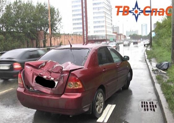 В Екатеринбурге КамАЗ «замесил» испугавшуюся брызг иномарку - Фото 1