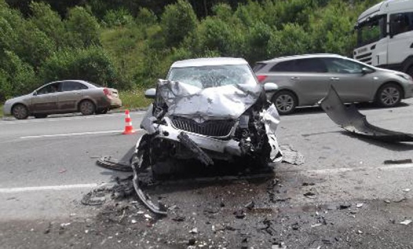 На Пермском тракте в массовом ДТП легковушек и грузовиков пострадали четыре человека. Один позднее скончался в больнице - Фото 1