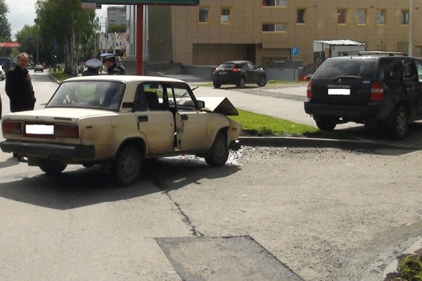 В Екатеринбурге две машины не поделили дорогу. Одну из них отбросило на пожилого пешехода - Фото 1