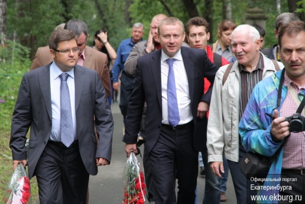 Чиновники возложили цветы к могилам героев Первой мировой войны - Фото 1