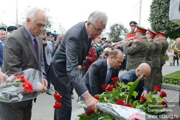 «Мировые политики должны сделать переоценку нынешних событий и сделать выводы». Якоб возложил цветы к памятнику мушкетерскому полку - Фото 1