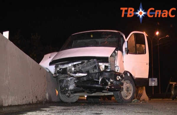 На Объездной пьяный водитель «Газели» врезался в ограждение и попытался пешком уйти с места ДТП - Фото 1