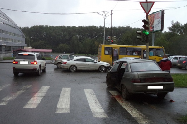 В Екатеринбурге  водитель ВАЗа, нарушив ПДД, покалечил двоих  взрослых и ребенка - Фото 1