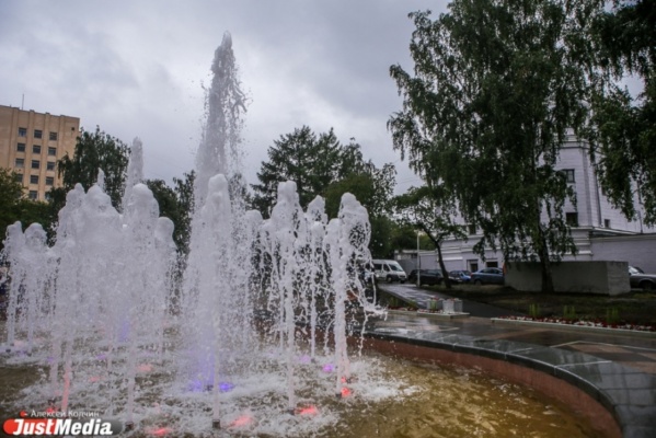 Старый новый сквер: за Оперным театром сегодня открыли фонтан - Фото 1