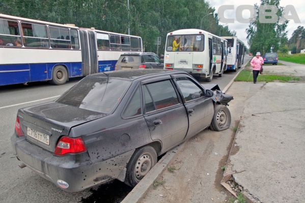 Из-за самоуверенной автоледи на Ниссане водитель Нексии вылетел на остановку. ФОТО - Фото 1