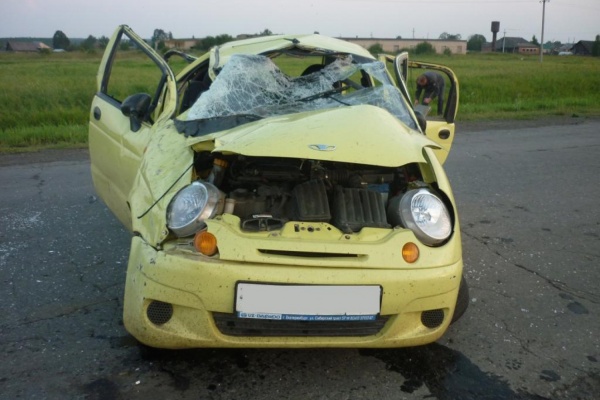 В Алапаевском районе перевернулся автомобиль с пенсионерами. Пассажирка скончалась на месте - Фото 1