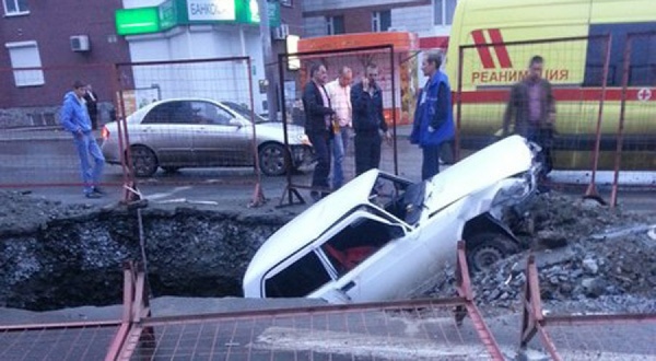 На перекрестке Шевченко-Луначарского ВАЗ съехал в котлован. Очевидцы: водитель и пассажир были пьяны - Фото 1