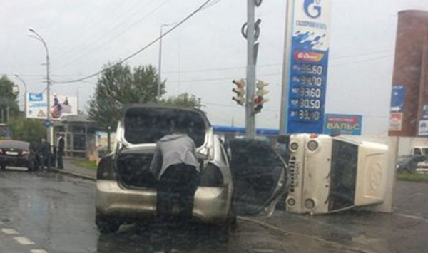 На заправке на Фронтовых Бригад перевернулся грузовик - Фото 1